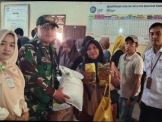 Babinsa Kodim 0429/Lamtim Kawal Pendistribusian Bantuan Pangan Beras dan Minyak Goreng