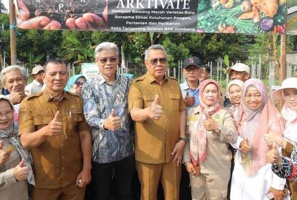 Benyamin Sambut Panen Perdana Bawang Merah Varietas Batu di Tangsel, Uji Coba Pupuk Bio-Organik Tuai Hasil Positif
