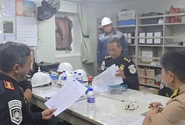 Imigrasi Cilacap Periksa Kapal Kargo MV. PAN OPTIMUM di Pelabuhan Tanjung Intan