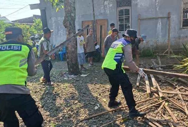 Wujud Kepedulian di Hari Bhayangkara ke-80, Polsek Bojongsari Rehab Rumah Warga