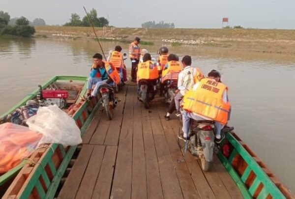 Demi Keselamatan Pelajar, Polsek Way Bungur Rutin Dampingi Penyeberangan Sungai Setiap Hari