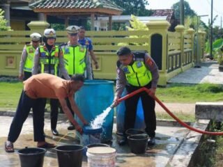 Sambut Hari Bhayangkara ke-80, Polres Lampung Timur Distribusikan Air Bersih