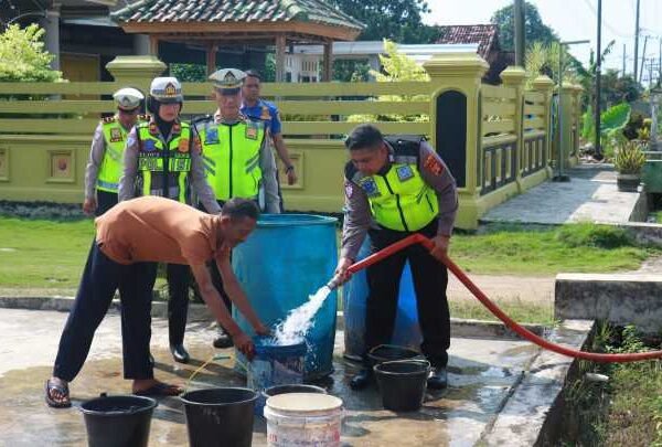 Sambut Hari Bhayangkara ke-80, Polres Lampung Timur Distribusikan Air Bersih