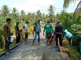 Tak Ingin Bebani APBD, Warga Bandar Agung Gotong Royong Cor Jalan Secara Swadaya