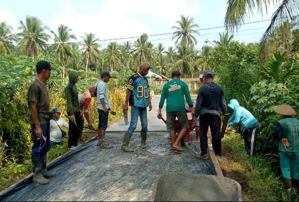 Tak Ingin Bebani APBD, Warga Bandar Agung Gotong Royong Cor Jalan Secara Swadaya