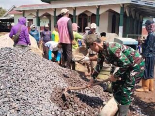 Babinsa Koramil 04/Sribhawono Gotong Royong Ngecor Jalan Hasil Swadaya Masyarakat