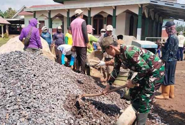 Babinsa Koramil 04/Sribhawono Gotong Royong Ngecor Jalan Hasil Swadaya Masyarakat