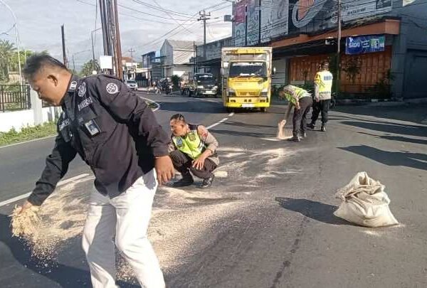 Respon Cepat Polsek Bobotsari Bersihkan Tumpahan Solar di Tikungan Terminal