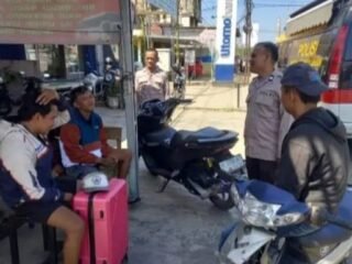 Sambangi Loket Bus, Polres Way Kanan Beri Himbauan Kamtibmas dan Call Center 110   