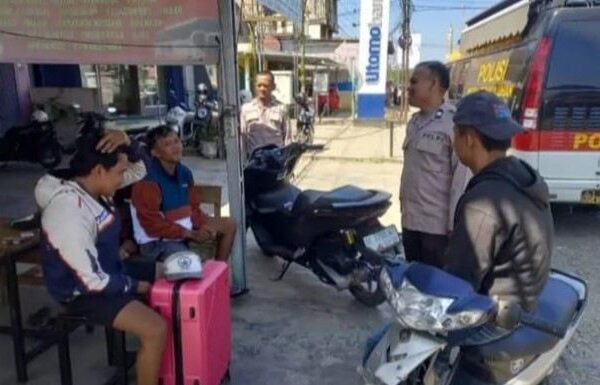 Sambangi Loket Bus, Polres Way Kanan Beri Himbauan Kamtibmas dan Call Center 110   