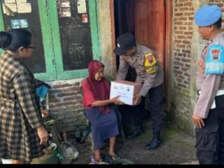 Bhabinkamtibmas Polsek Padamara Salurkan Bantuan untuk Lansia di Karanggambas