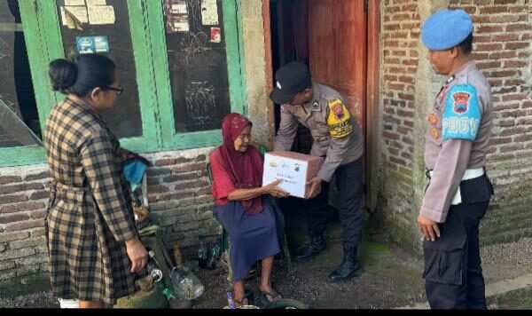 Bhabinkamtibmas Polsek Padamara Salurkan Bantuan untuk Lansia di Karanggambas