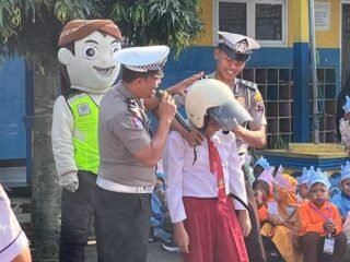 Satlantas Polres Purbalingga Gunakan Badut dan Wayang Sosialisasi Tertib Lalu Lintas saat MPLS
