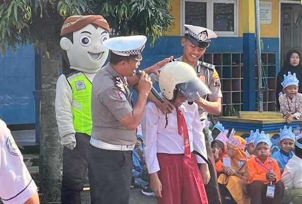 Satlantas Polres Purbalingga Gunakan Badut dan Wayang Sosialisasi Tertib Lalu Lintas saat MPLS