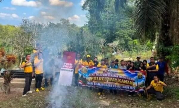 Polsek Baradatu Bersama Masyarakat Gelar Bakti Riligi di TPU Gedung Rejo 