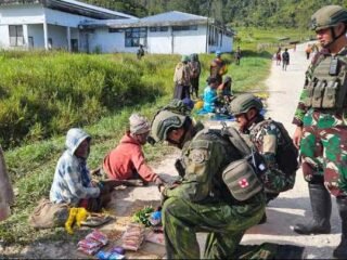 Sentuhan Humanis Satgas Yonif 2 Marinir, Hasil Bumi Mama-Mama Kampung Komopa Laris Manis