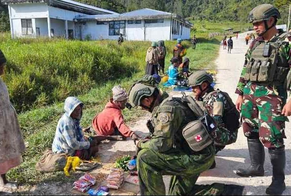 Sentuhan Humanis Satgas Yonif 2 Marinir, Hasil Bumi Mama-Mama Kampung Komopa Laris Manis
