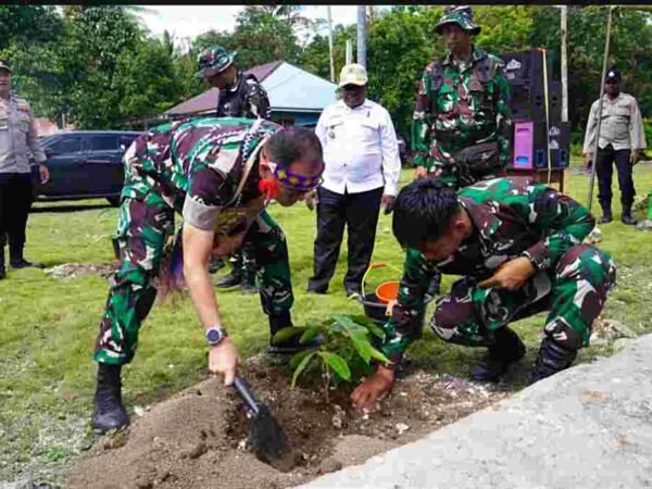 Hijaukan Kampung, Satgas TMMD Ke-129 Tanam 500 Pohon Produktif untuk Masa Depan Warga Sesor