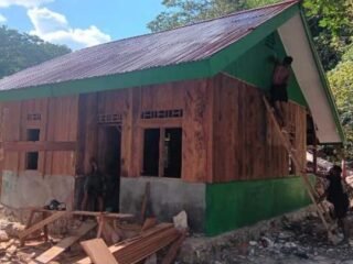 Pembangunan Rumah ke-2 type 36 Semi Permanen Capai 65%, Satgas TMMD ke-129 Kodim 1807/Sorsel Wujudkan Hunian Layak Bagi Masyarakat