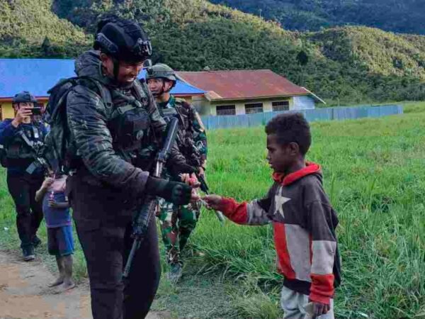Senyum Anak-Anak Obano Mengembang Saat Satgas Yonif 2 Marinir Hadir Membawa Kasih