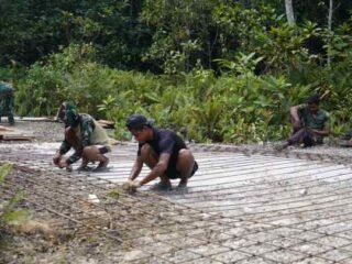 Rehab Jembatan Capai 55%, Satgas TMMD Percepat Konektivitas dan Akses Masyarakat Kampung Sesor