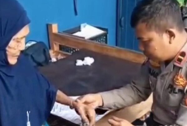 Gelar Jumat Berkah, IPDA Lanjar Pamuji Layani Terapi Pijat Gratis Bagi Warga