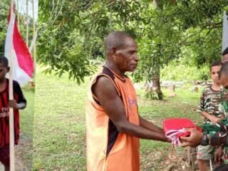 Semangat Kemerdekaan Berkibar di Kampung Sesor, Satgas TMMD Ke-129 Kodim 1807/Sorong Selatan Pasang Bendera Merah Putih
