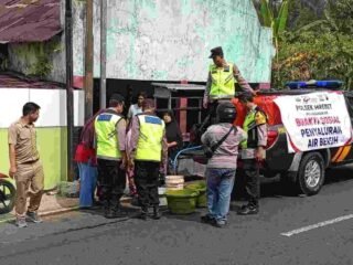 Polsek Mrebet Salurkan 2.000 Liter Air Bersih untuk Warga Sangkanayu