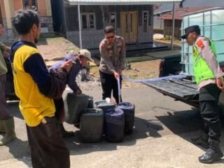 Polsek Karangreja Kirim 1.000 Liter Air Bersih untuk Warga Terdampak Kekeringan