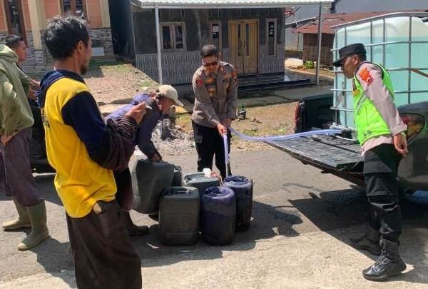 Polsek Karangreja Kirim 1.000 Liter Air Bersih untuk Warga Terdampak Kekeringan