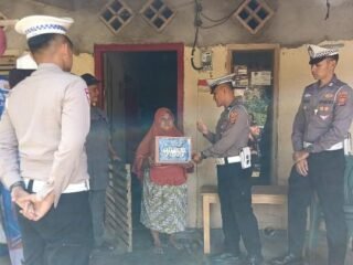 Polantas Peduli, Satlantas Polres Lampung Timur Bantu Warga