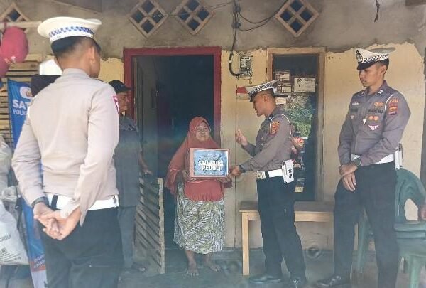Polantas Peduli, Satlantas Polres Lampung Timur Bantu Warga
