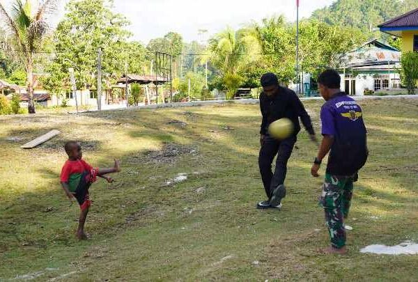 Bukan Sekadar Membangun Desa, Satgas TMMD Ke-129 Hadirkan Keceriaan Bersama Anak-Anak Kampung Sesor
