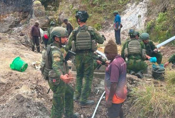 Satgas Yonif 2 Marinir Bangun Penampungan Air Bersama Masyarakat Pasir Putih