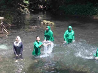 Jembatan Wisata Rampung, Persit Nikmati Keindahan Air Terjun Kampung Sesor