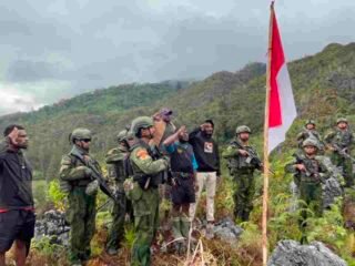 Satu Tiang Satu Indonesia, Satgas Yonif 2 Marinir Bersama Pemuda Komopa Kibarkan Merah Putih