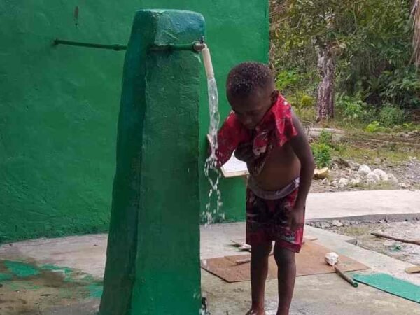Air Bersih Mengalir, Senyum Anak-Anak Kampung Sesor Mengembang: Bukti Nyata TMMD Ke-129 Hadirkan Manfaat