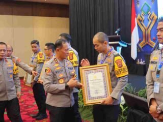 Kapolres Lampung Timur Raih Penghargaan Pelayanan Prima dari Kapolda Lampung
