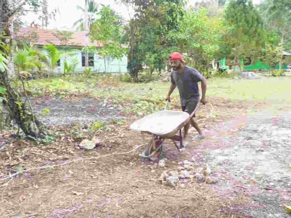 Semangat Tak Kenal Lelah, Satgas TMMD Ke-129 Tuntaskan Finishing Pembersihan Lingkungan Kampung Sesor