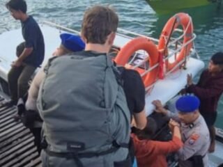 Personel Tourist Police Ditpolairud Polda Papua Barat Daya Berikan Rasa Aman dan Nyaman bagi Wisatawan di Dermaga