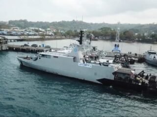 Dari Sorong, Kapal Perang TNI AL Angkut Bantuan Korban Terdampak Gempa NTT