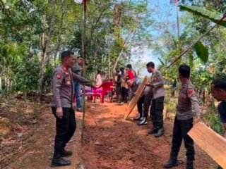 Sambut HUT RI ke 81, Polres Way Kanan Bersama Polsek Baradatu dan Warga Gotong Royong Perbaiki Jembatan