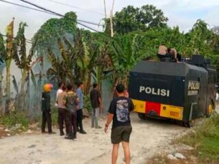 Respons Cepat, Polres Sorong Selatan Padamkan Kebakaran Lahan di Kompleks Kaliat