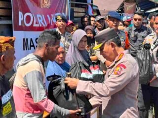 Perkuat Penanganan Gempa NTT, Kapolri Tinjau Lokasi Terdampak dan Serahkan Bantuan