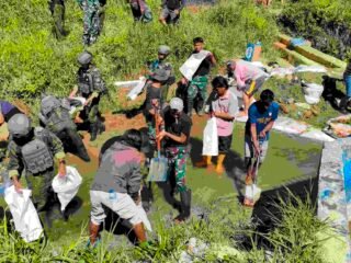 Sumber Air Bersih Terjaga, Satgas Yonif 2 Marinir dan Warga Enarotali Kompak Bergotong Royong