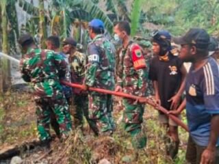 Gerak Cepat TNI dan Warga Padamkan Kebakaran Lahan di Momiwaren