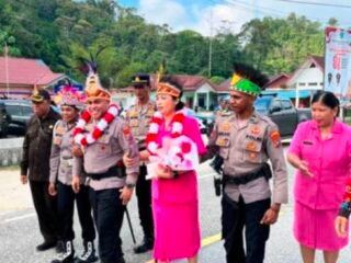 Polres Maybrat Gelar Tradisi Penyambutan Kapolres Baru AKBP Jandry Denny Sairlela