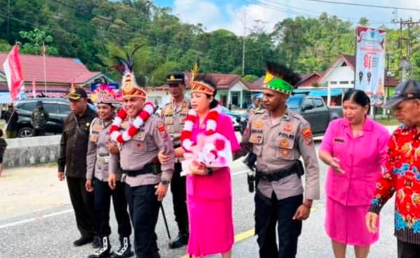 Polres Maybrat Gelar Tradisi Penyambutan Kapolres Baru AKBP Jandry Denny Sairlela