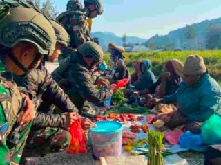 Langkah Humanis Marinir di Komopa, Hasil Bumi Warga Laris, Mama-Mama Sumringah