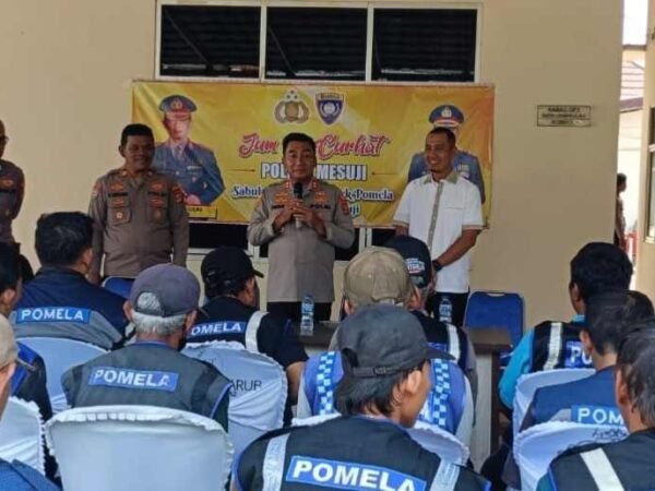 Polres Mesuji Gelar "Jumat Curhat", Serap Aspirasi dan Bagikan Sembako ke Tukang Ojek Pomela